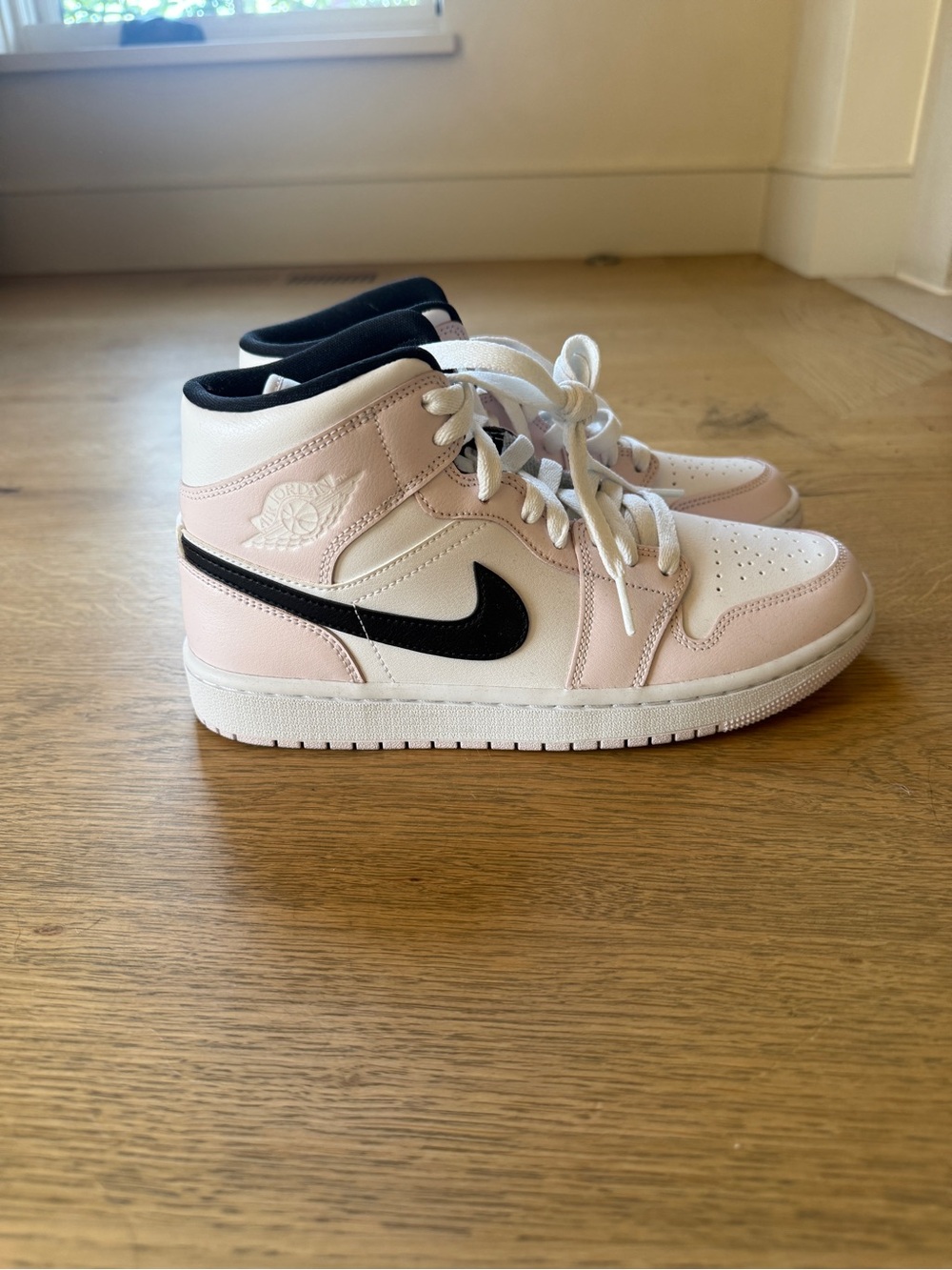 BNWT Nike Jordan 1 Mid